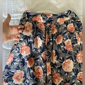 Down East Basics Gray Floral MIDI skirt with pockets